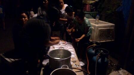 Warga Simprug Golf Gotong Royong Masak untuk Sahur