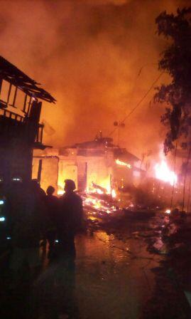 Warga Simprug Golf Gotong Royong Masak untuk Sahur