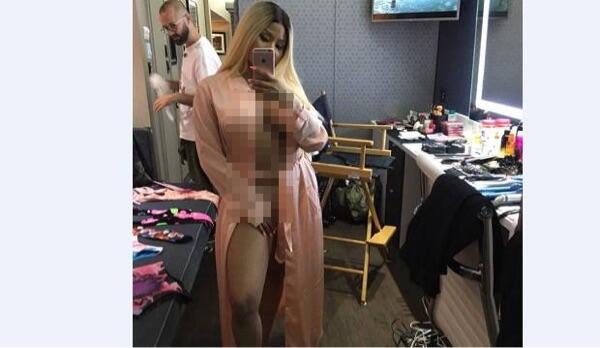 Lagi, Nicki Minaj Pamer Payudara