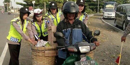 Aksi-aksi simpati polisi bantu pemudik yang terjebak kemacetan