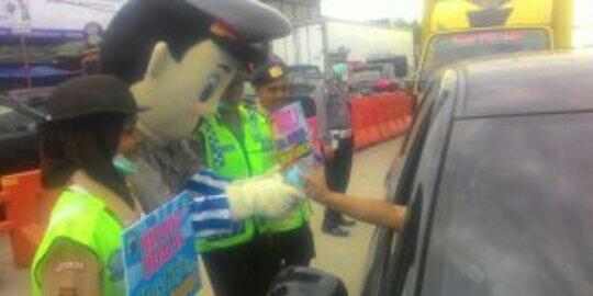 Aksi-aksi simpati polisi bantu pemudik yang terjebak kemacetan
