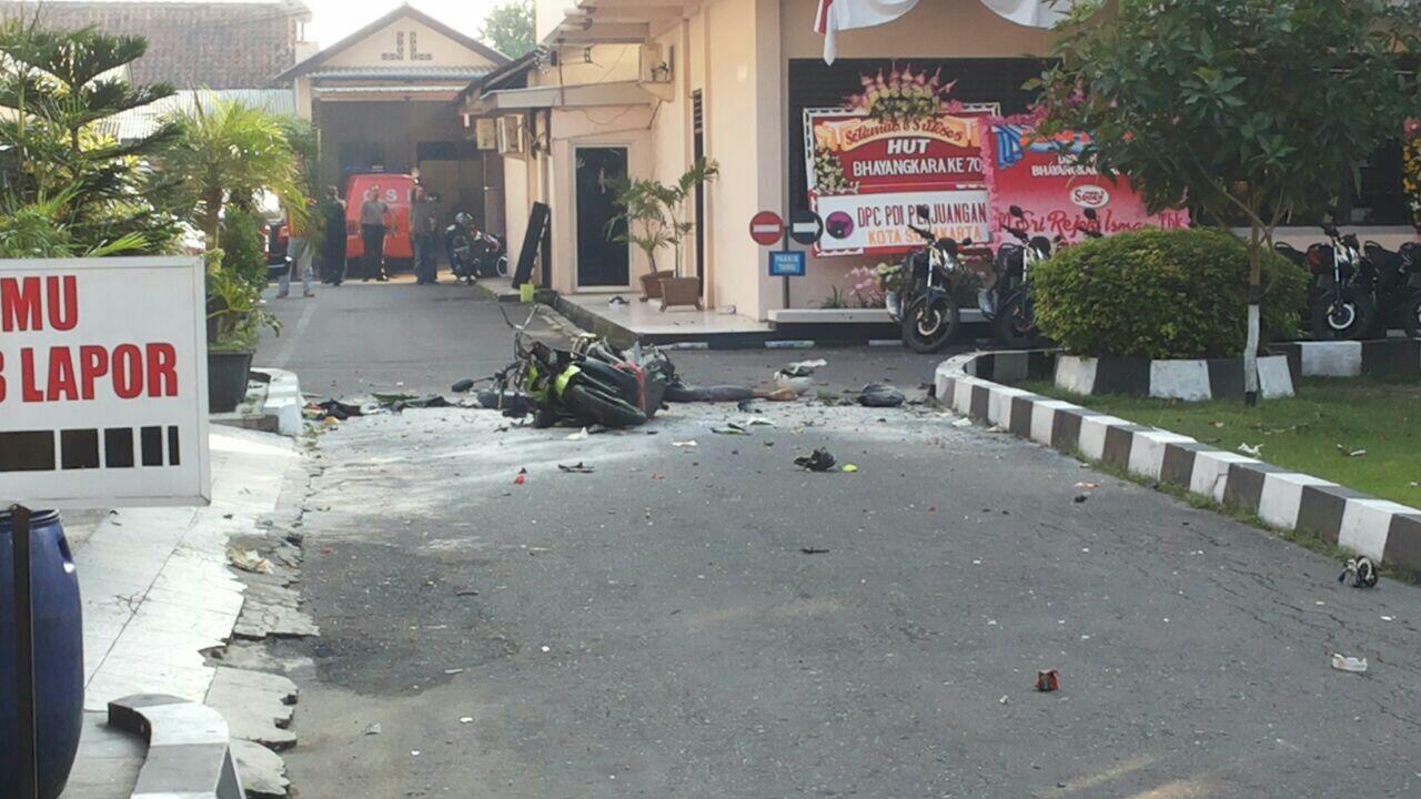 BREAKING NEWS: Bom Bunuh Diri Terjadi di Mapolresta Solo