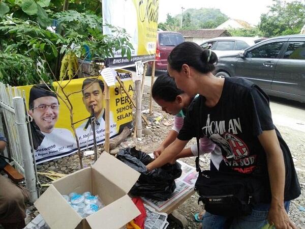 Nasi Bungkus Yang Disediakan Posko Mudik PKS Brebes Langsung Diserbu Para Pemudik