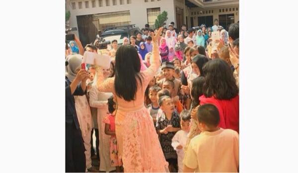 Lebaran, Syahrini Bagi-bagi Amplop ke Warga