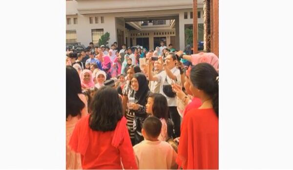 Lebaran, Syahrini Bagi-bagi Amplop ke Warga