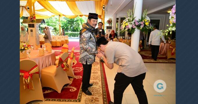 Pejabat Open House Pasca Lebaran. Apa yang salah?