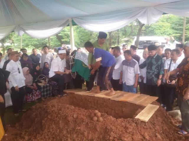 Isak Tangis Iringi Pemakaman Husni Kamil