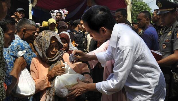 Masih Bercelemek, Buruh Gendong Ikut Antri Salami Jokowi
