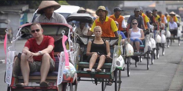 7 Alasan Mengapa Turis Asing Suka Traveling di Indonesia