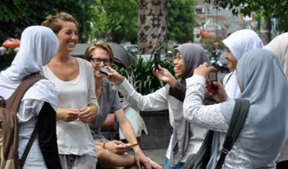 7 Alasan Mengapa Turis Asing Suka Traveling di Indonesia