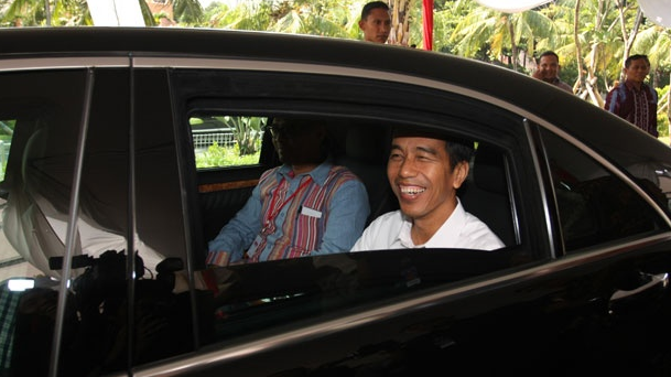 Jokowi yang Hanya Lempar Senyum dari Dalam Mobil Bikin Warga Kecewa