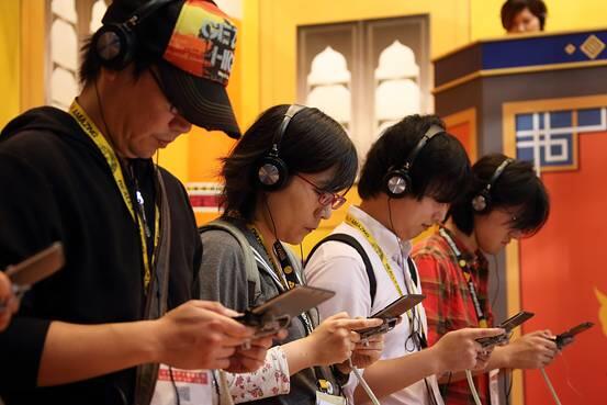 Jangan Biasakan Menunduk Ketika Main Smartphone. Inilah Akibatnya