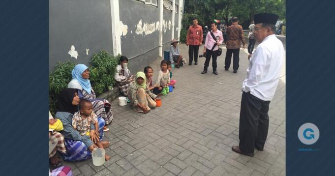 Kala Wapres Berbincang dengan Pengemis di Makassar