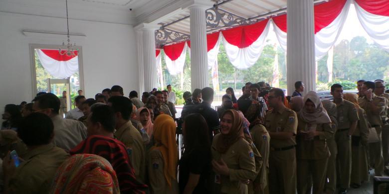 Ahok Belum Tiba, PNS dan Warga Sudah Menunggunya di Balai Kota
