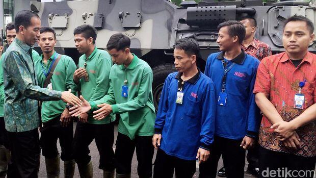 Presiden Jokowi Temui Pegawai Taman dan Kebersihan di Istana Bogor