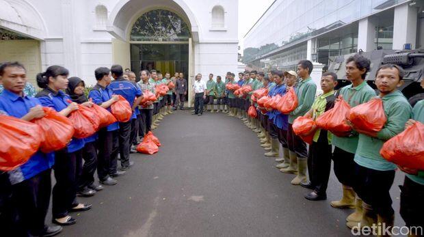 Presiden Jokowi Temui Pegawai Taman dan Kebersihan di Istana Bogor