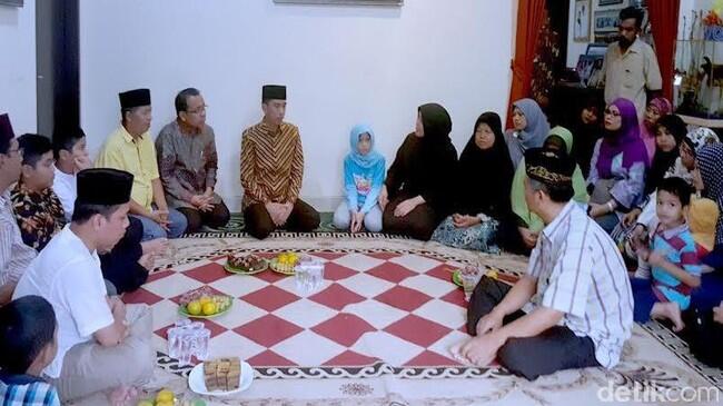Presiden Jokowi Sempat Berbincang dengan Istri dan Anak Almarhum Husni Kamil
