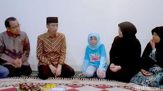 Presiden Jokowi Sempat Berbincang dengan Istri dan Anak Almarhum Husni Kamil