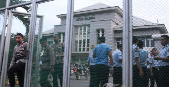 Ini Penampakan Anwar Saat Kabur dari Penjara: Berjilbab dan Menggendong Anak