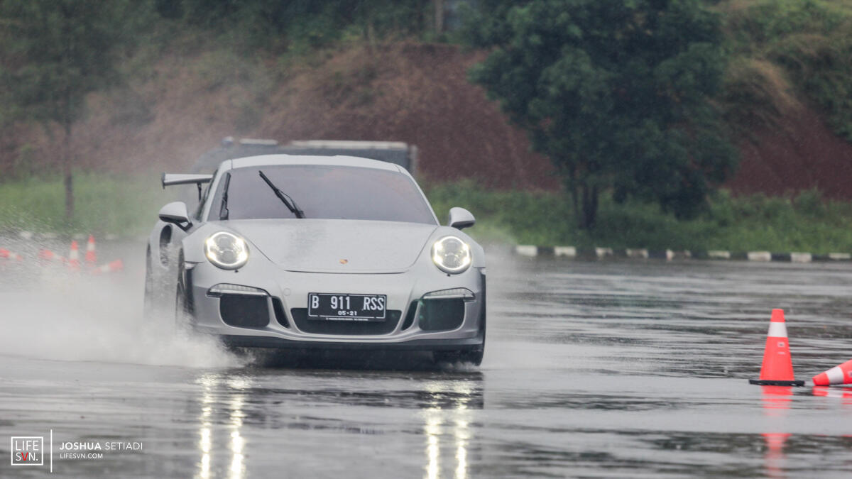 Porsche main air basah"an