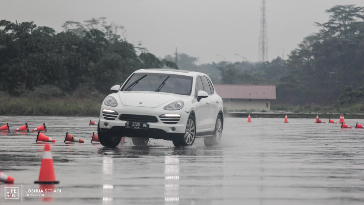 Porsche main air basah"an