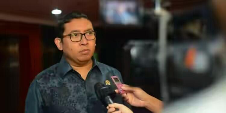 #Fadli Zon geram disebut asal bela pedofil yang serang Jokowi