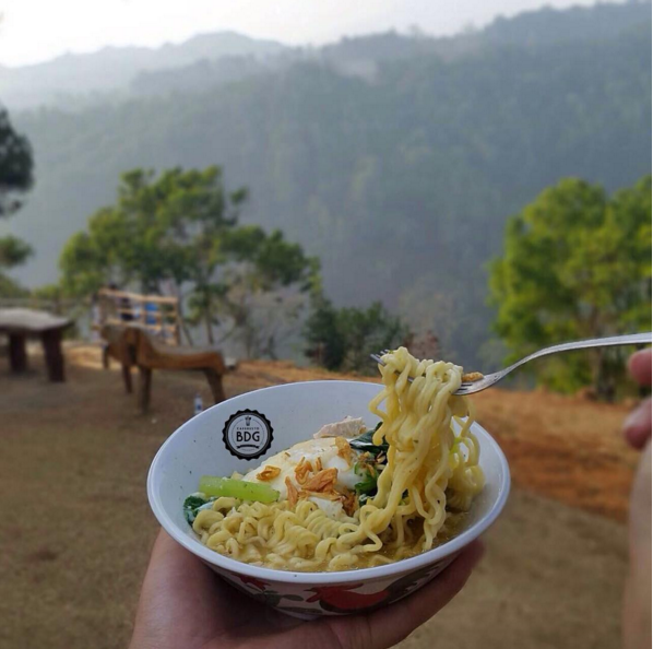 (Khusus untuk agan yg suka INDOMIE) INDOMIE Paling ANEH di BANDUNG