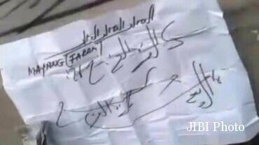 KERTAS CORETAN MIRIP TULISAN ARAB DI BOKS BERISI MAYAT ITU JIMAT