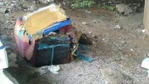 KERTAS CORETAN MIRIP TULISAN ARAB DI BOKS BERISI MAYAT ITU JIMAT