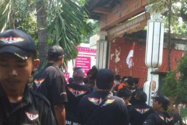 Dikepung Polisi, Mahasiswa Papua Cuma Bisa Minum Air Putih