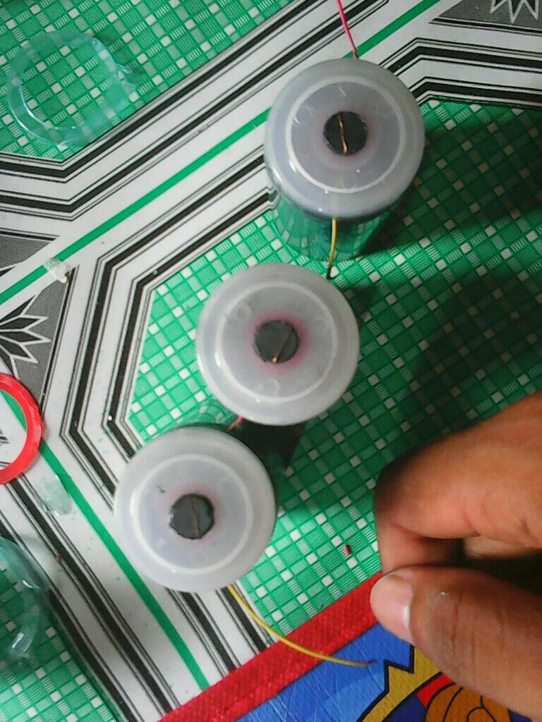 "MEMANFAATKAN BATRAI BEKAS MENJADI LAMPU DARURAT BERTENAGA MATAHARI"