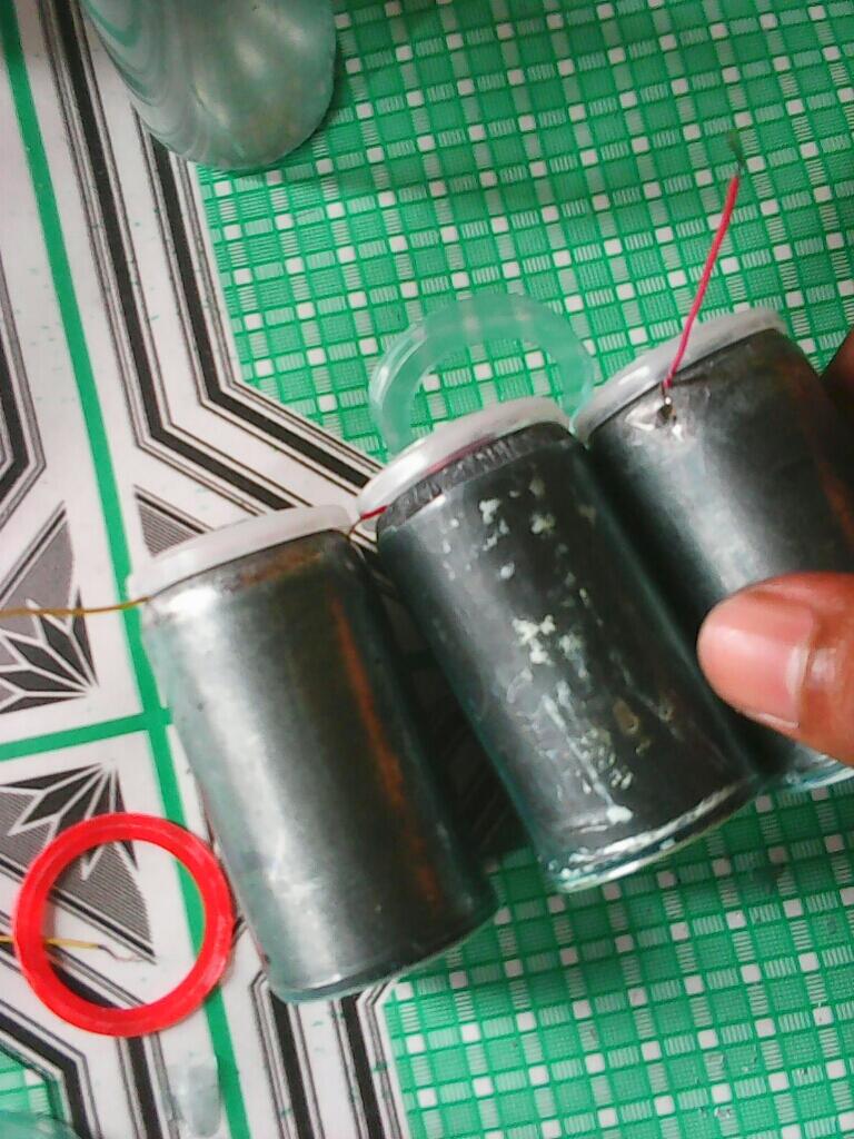 "MEMANFAATKAN BATRAI BEKAS MENJADI LAMPU DARURAT BERTENAGA MATAHARI"