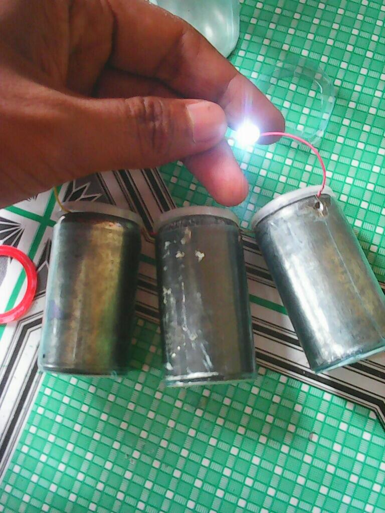 "MEMANFAATKAN BATRAI BEKAS MENJADI LAMPU DARURAT BERTENAGA MATAHARI"