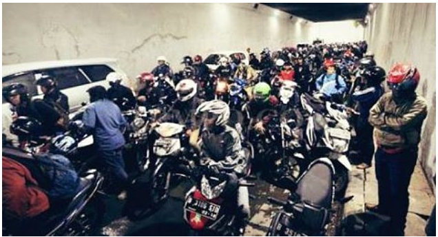 Sesaki Terowongan Demi Berteduh, Pengendara Motor Tuai Pro dan Kontra