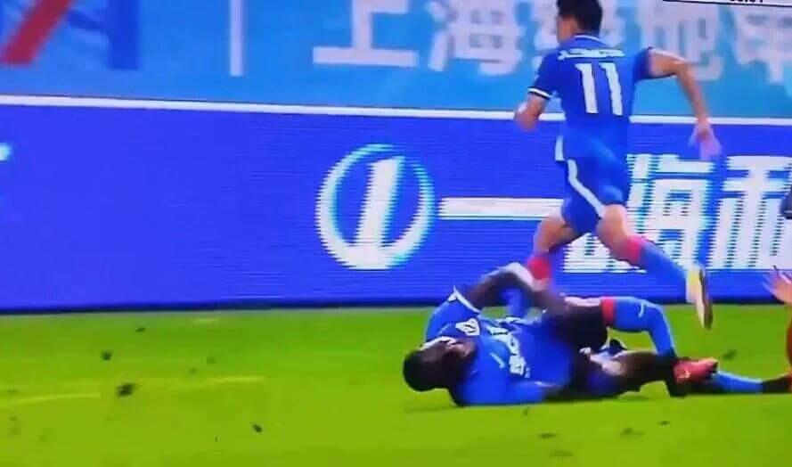 Horor! Demba Ba Alami Cedera Patah Kaki Mengerikan di China