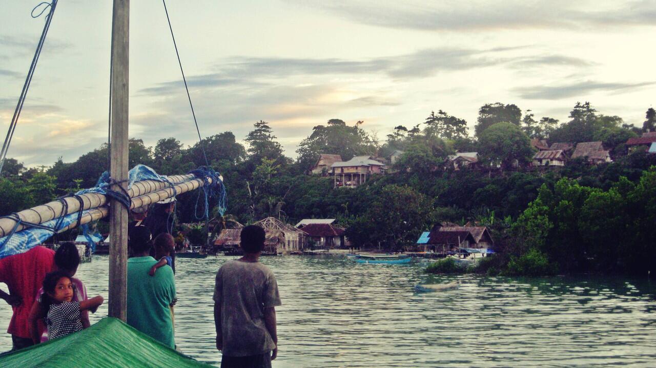 Pulau di Maluku ini ada 4 agama, Agama Hindu adalah mayoritasnya.