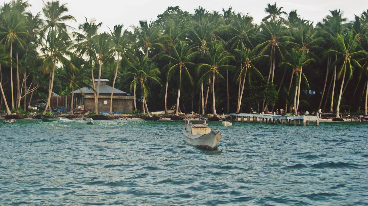 Pulau di Maluku ini ada 4 agama, Agama Hindu adalah mayoritasnya.