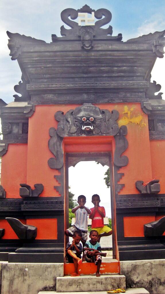 Pulau di Maluku ini ada 4 agama, Agama Hindu adalah mayoritasnya.