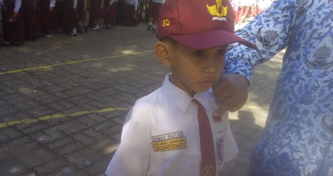 Di Makassar Lambang Seragam Sekolah Anak SD Dibubuhi Anti Korupsi Gan!