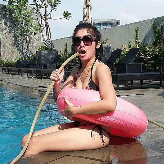 ♥ &#91;HOT&#93; Yuk gan...ngintip Revi Mariska berenang Mainin Balonnya ♥