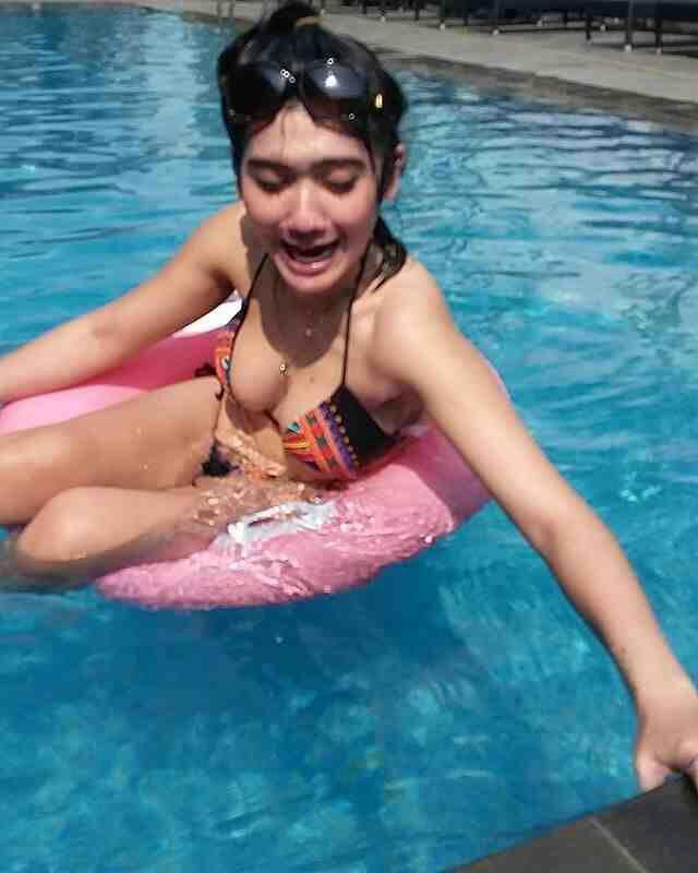 ♥ &#91;HOT&#93; Yuk gan...ngintip Revi Mariska berenang Mainin Balonnya ♥