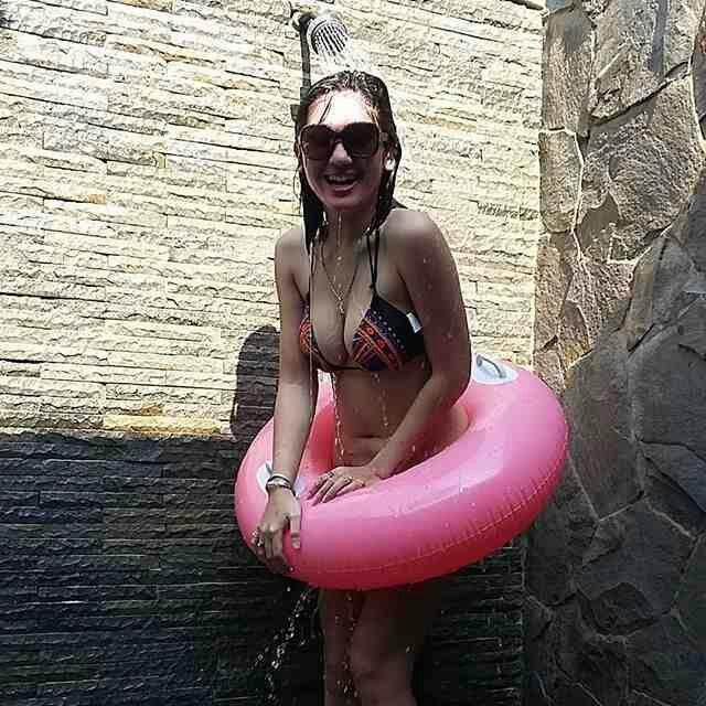 ♥ &#91;HOT&#93; Yuk gan...ngintip Revi Mariska berenang Mainin Balonnya ♥