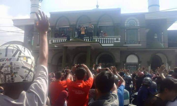 Naik atap masjid demi menyapa penggemar, Si Boy Anak Jalanan dihujat netizen