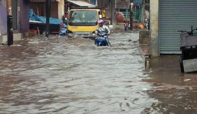 Jakarta Diguyur Hujan Rabu Siang, Kemang Banjir Satu Meter