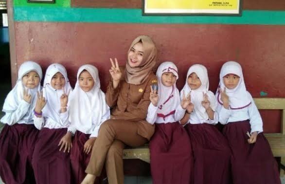 Poppy Indrawati, Guru SD yang Cantik Lagi Baik Bikin Jatuh Cinta
