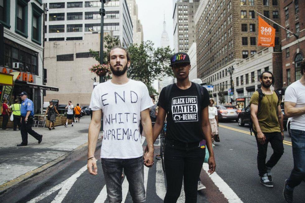 Menyindir sikap rasial dengan penggalangan dana 'go back to Africa'