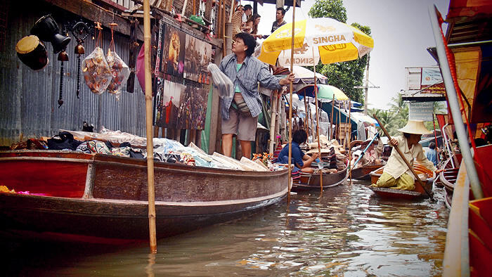 Berpetualang di Pasar Terapung Damnoen Saduak