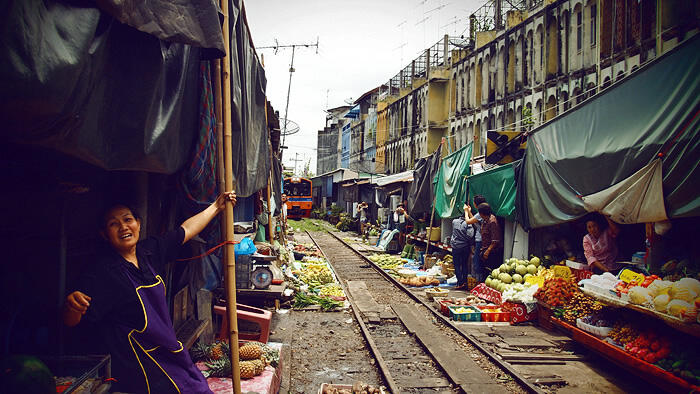 Berpetualang di Pasar Terapung Damnoen Saduak
