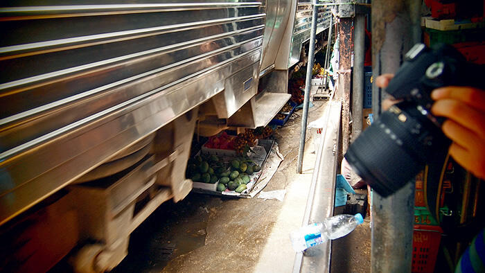 Berpetualang di Pasar Terapung Damnoen Saduak