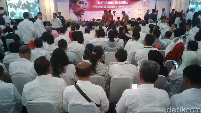 Hadir di Acara Silaturahmi, Presiden Jokowi Disambut Ribuan Relawan